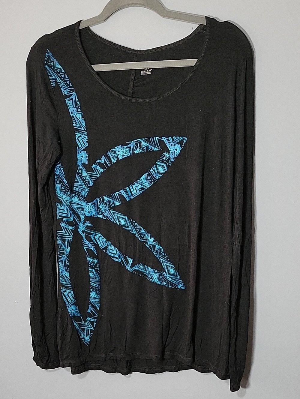 GAIAM Size XL Yoga Pilates Women's Black Long-Sleeve Top with Blue Graphic